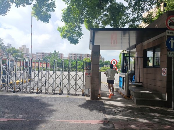 在线炒股配资 新民教育观察｜中小学校园暑假也需要“喘口气”，校舍依法修缮需被理解